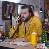 Hulu Deadbeat Star Tyler Labine | Interview (Video)