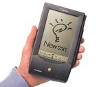 This Apple Newton message pad from way back in 1993 that was touchscreen and came with a pen stylus. #onestepahead
Source: Old Computers
