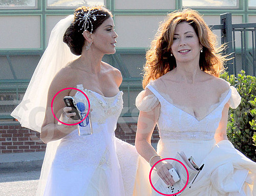 Teri Hatcher and Dana Delany From Desperate Housewives With Their Cell Phones