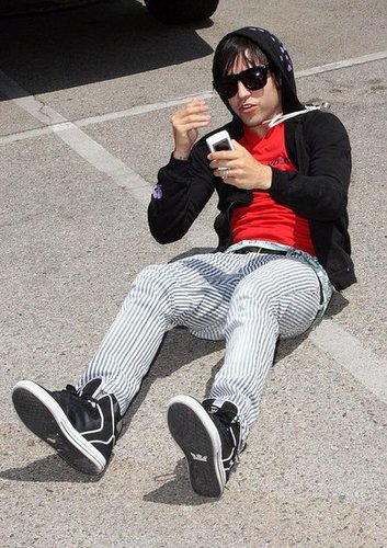 Pete Wentz Falls Down With His Flip 